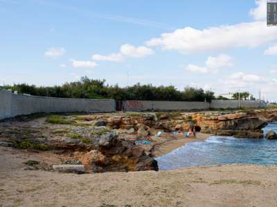 Quindi sino a pochi mesi fa si poteva proseguire tranquillamente a piedi, raggiungendo cos� le sospirate �due colonne� in poco pi� di 5 minuti, percorrendo all�incirca 500 metri